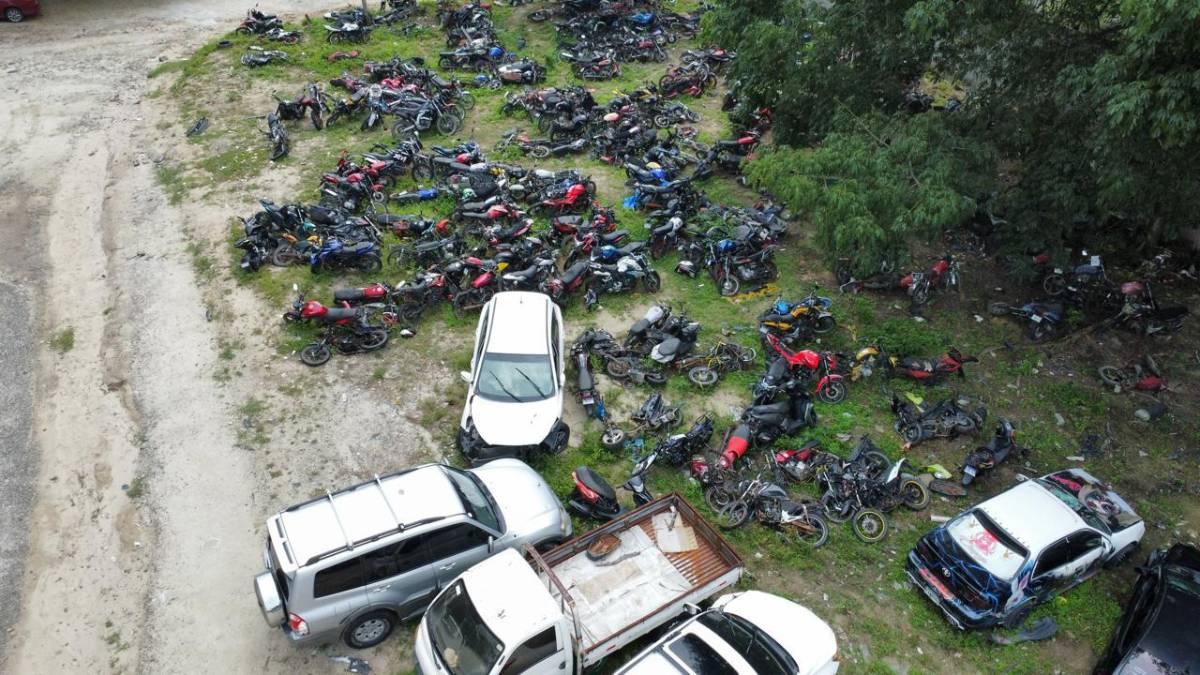 Muchos vehículos se han convertido en chatarra en el parqueo de Tránsito.
