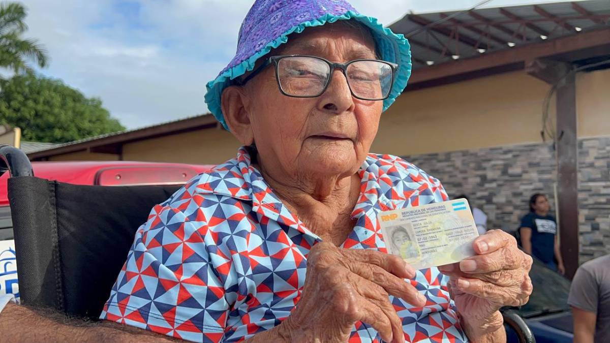 Los adultos mayores votan desde muy temprano en Honduras