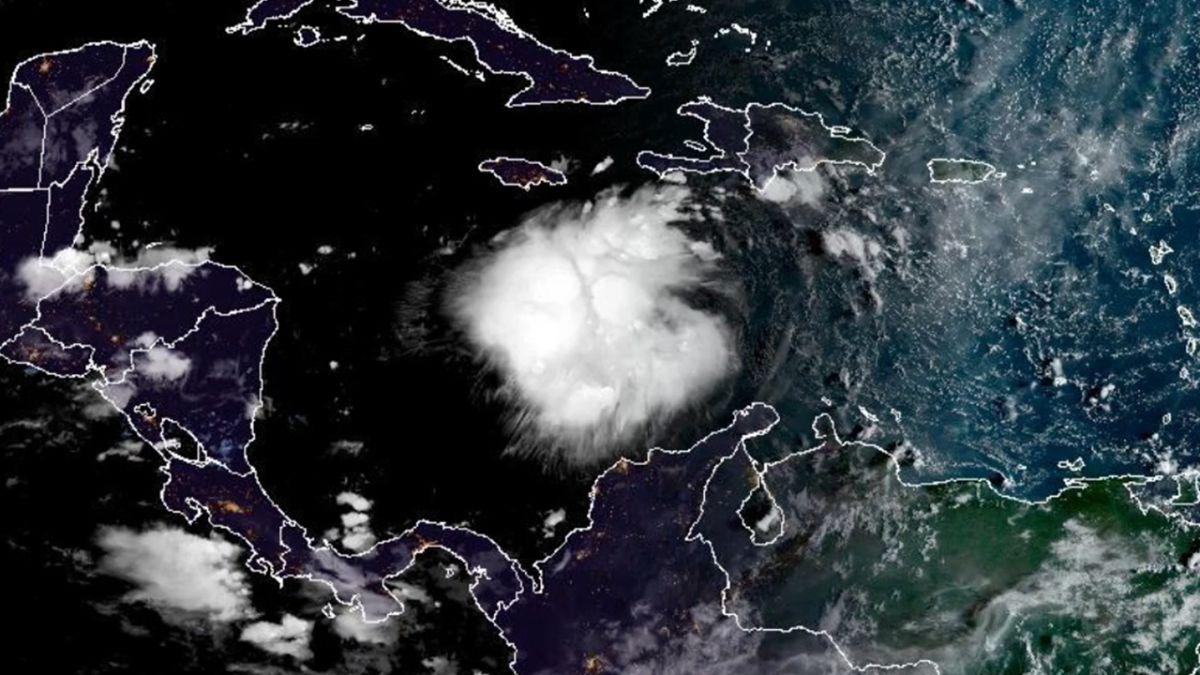 Ian avanza hacia Islas Caimán a la espera de convertirse en huracán