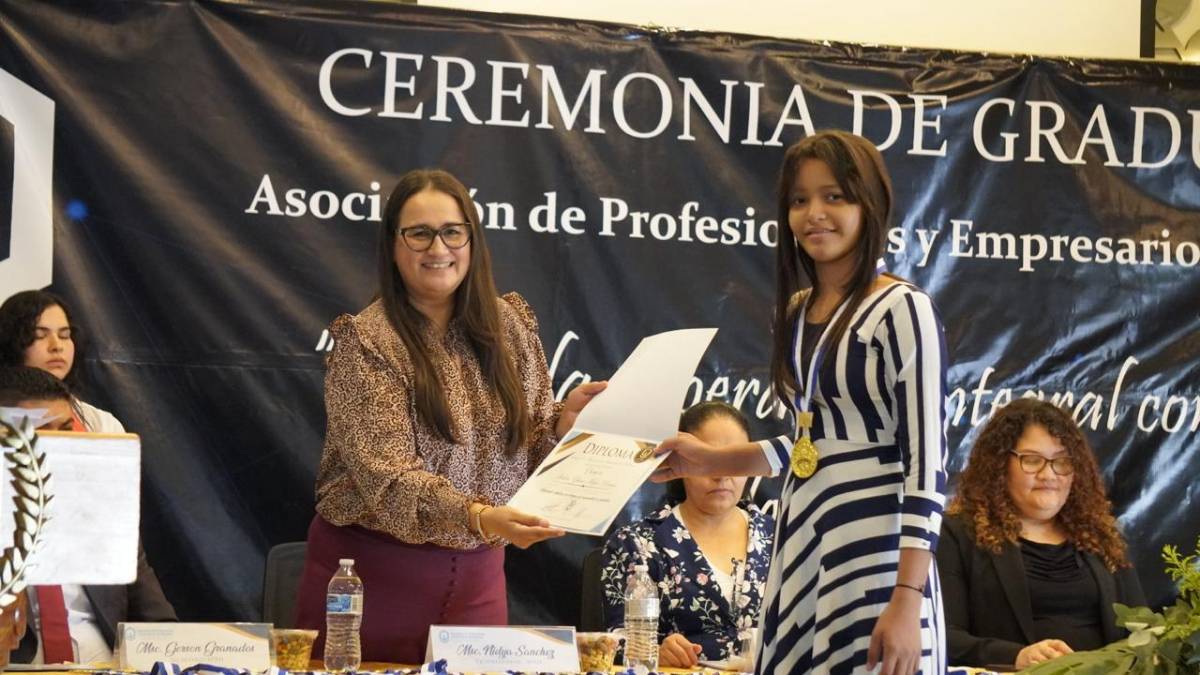 APEH reconoce la excelencia de brillantes alumnos en Honduras