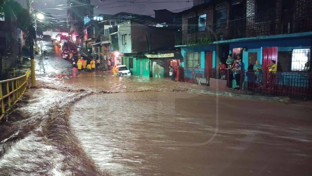 La lluvia duró menos de una hora y dejó varias zonas de Tegucigalpa inundadas.