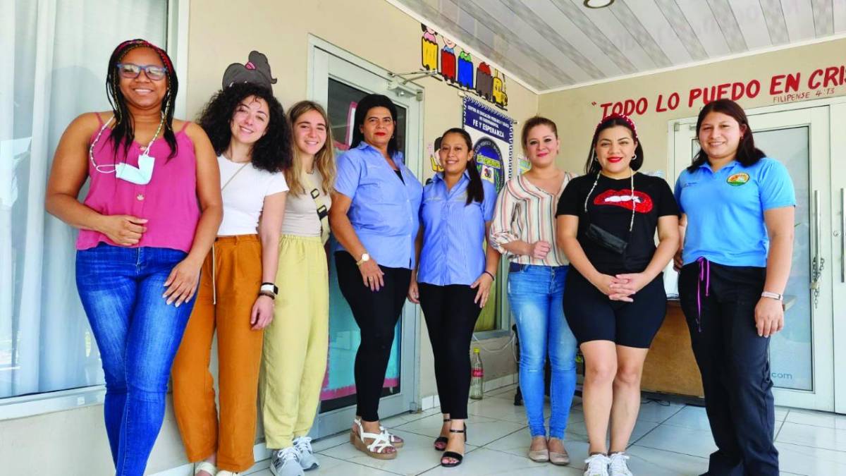 Equipo de voluntarias que apoyan a la fundación Honduras Social