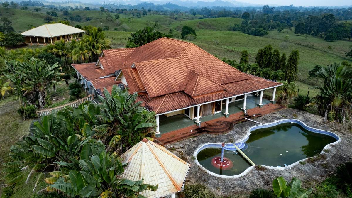 A pedazos se caen las casas y establos de Alexander Ardón