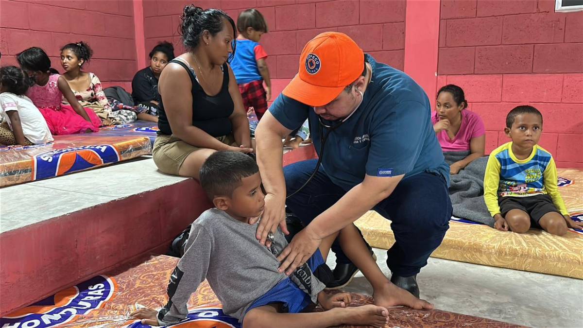 Oleaje arrasa viviendas en La Ceiba y familias claman por ayuda humanitaria