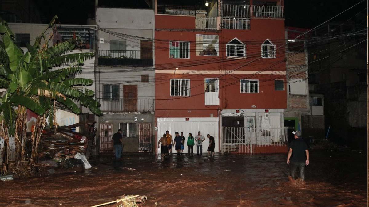 ¡Carros atrapados! Una hora de lluvia inunda las calles de Tegucigalpa