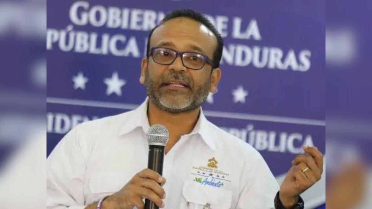 En camión y sin permisos: detención del exministro de MiAmbiente