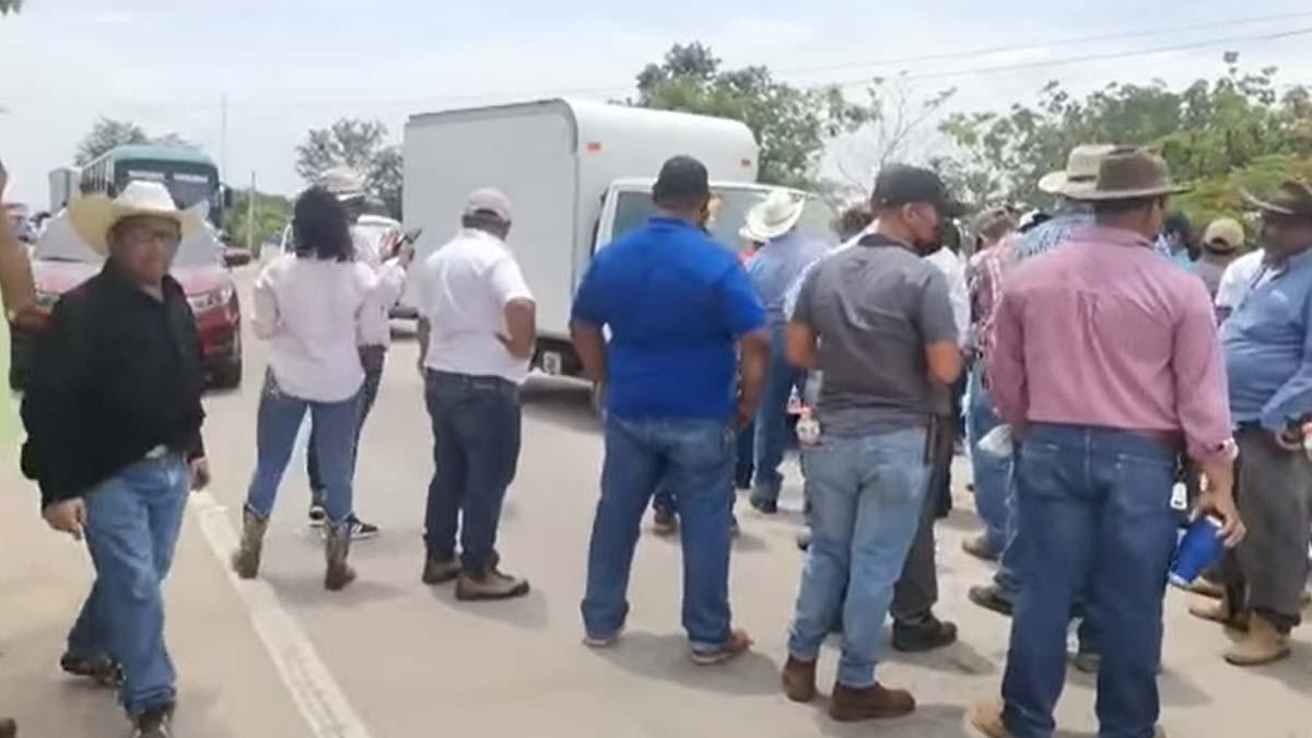 Ganaderos continúan con toma de carreteras en Olancho