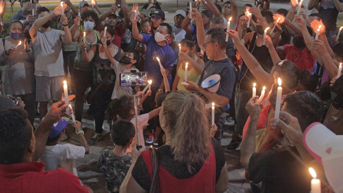 Migrantes realizan vigilias antes de su próxima caravana en México