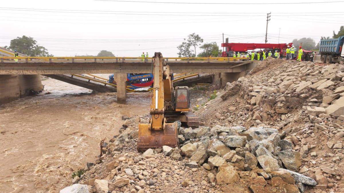 Colapso de un puente deja al menos tres fallecidos en Perú