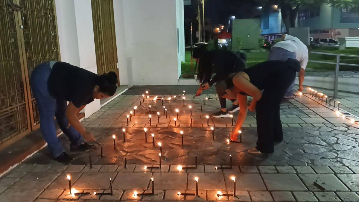 Exempleados realizan protesta de luto frente a alcaldía de San Pedro Sula