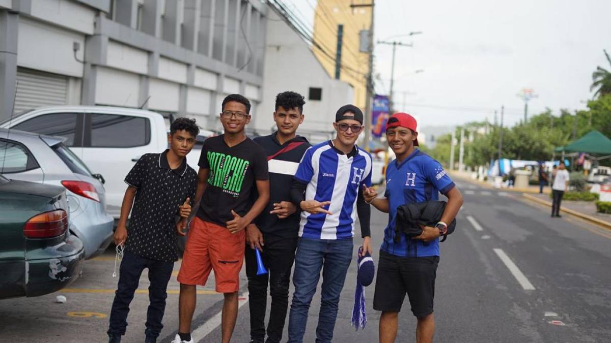 Espectacular ambiente en el Honduras - EUA: Leyendas del fútbol en el Morazán, la belleza femenina y todo el color
