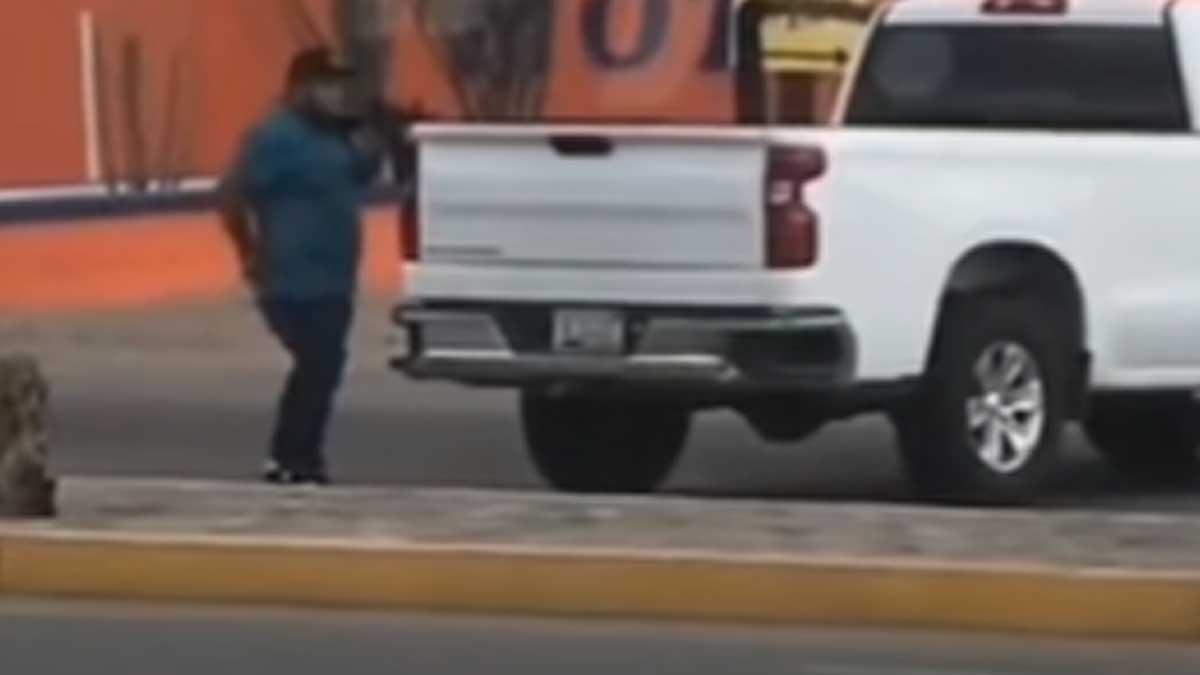 Un hombre que se encontraba dentro de la tienda grabó a los soldados que se protegieron en un auto estacionado, ante la llegada de los sicarios, por todos lados.