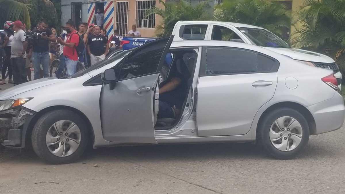  Tras el ataque, el conductor del vehículo turismo perdió el control hasta que fue a impactar contra un muro por lo que se daño de la parte frontal.