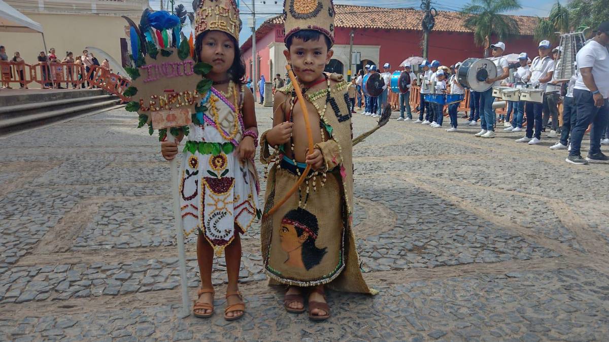 ¡Fervor patrio! 20 kínderes de Comayagua rinden tributo a la patria