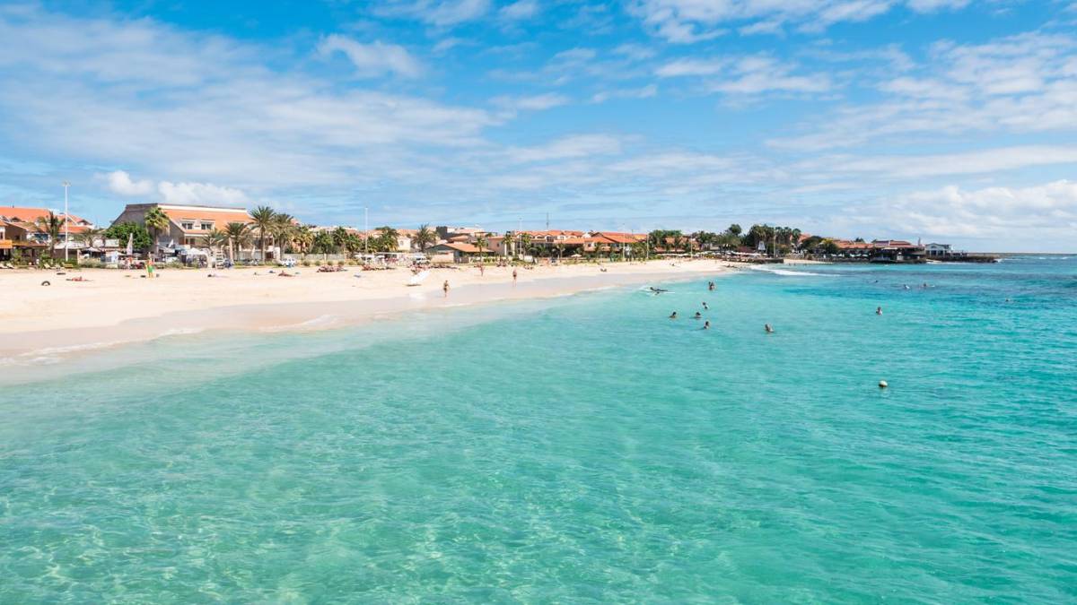 11. Cabo Verde: Este grupo remoto de islas, ubicado a 369 millas náuticas al oeste de Senegal. Este año, Hurtigruten Expeditions lanzará viajes al país insular, comenzando con un viaje de 14 días a bordo de su MS Spitsbergen de 180 pasajeros.