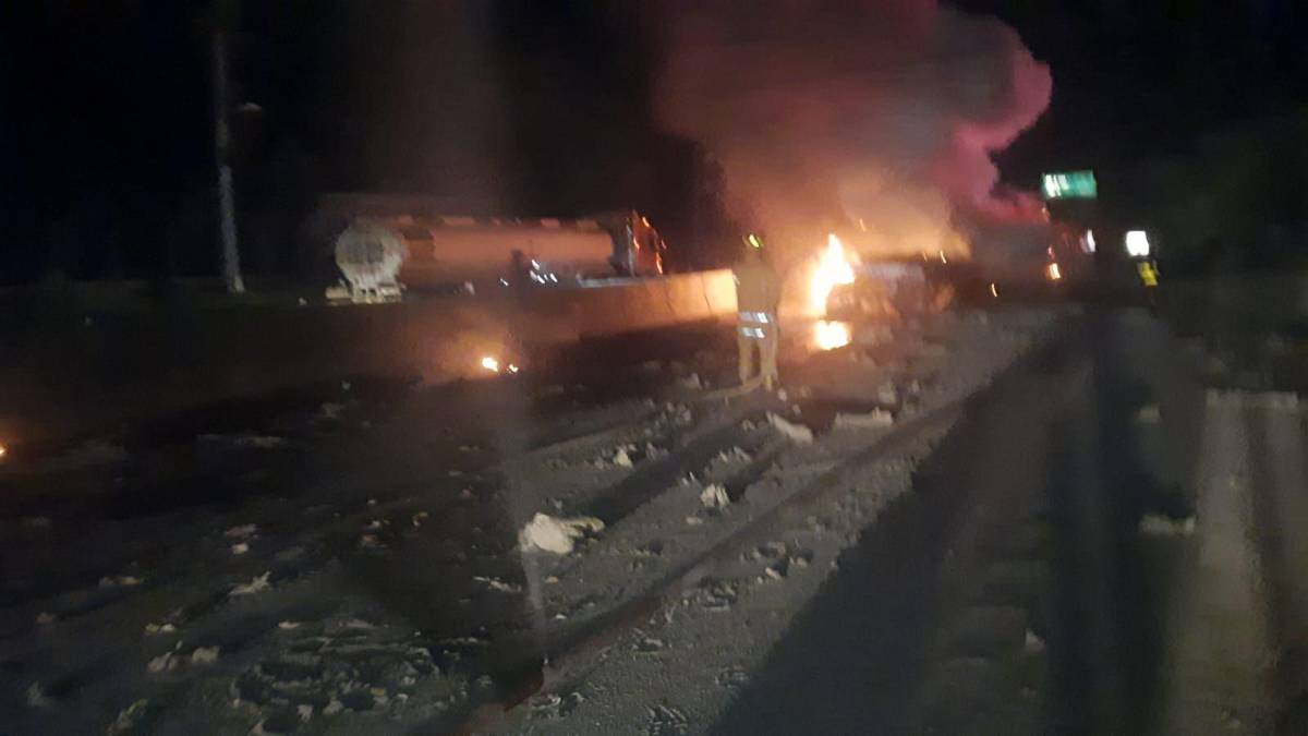 Bomberos sofocaron las llamas luego que la rastra tomara fuego producto del impacto contra las bases de concreto del peaje.