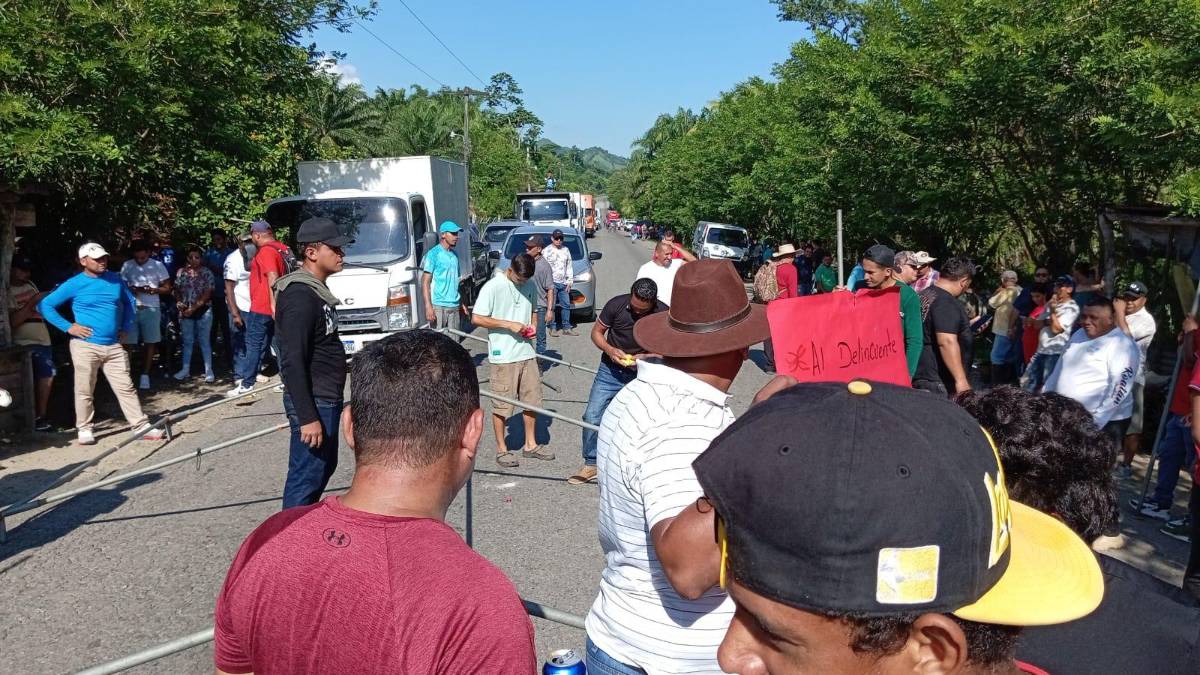 Ganaderos, comerciantes y algunas autoridades locales volvieron a la carga con toma de carreteras, para exigir la derogación del decreto 117-2012 que prohibe portar armas de fuego.