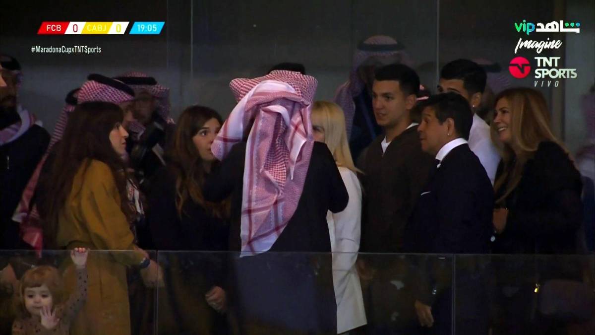 Las hijas de Maradona, Dalma y Giannina, y al exesposa Claudia Villafañe, estuvieron presentes en el partido homenaje en Riad.
