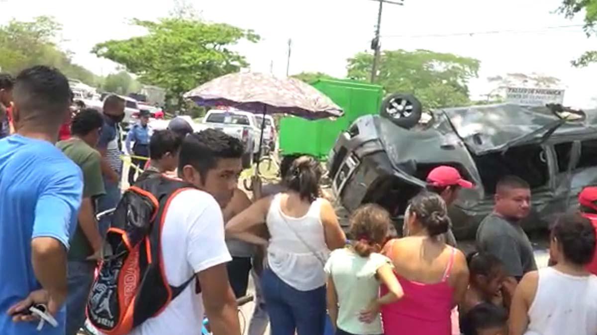 De acuerdo al informe preliminar, un autobús del transporte colisionó con un vehículo y después dos autos más colisionaron por alcance.