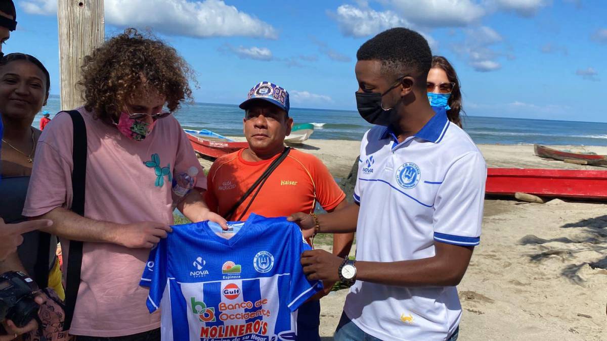 Edgar Witty, relacionador público del Victoria, fue el encargado de entregarle la camiseta del cuadro ceibeño a Luisito Comunica.