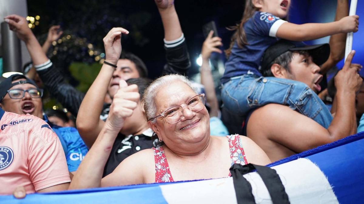 Banderazo: locura de Motagua, Chauder presente, abuelita y show previo a la final