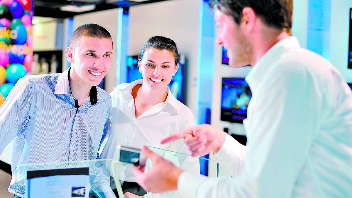 A los empleados de atención al cliente de los bancos se les capacita anualmente sobre el lenguaje de señas para poder ser inclusivos con la población.