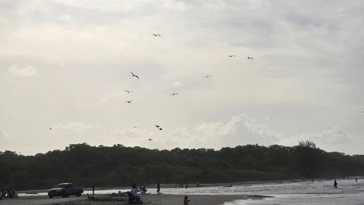 Pesca entre olas en la Miami de Tela: el asombroso ritual entre el mar y la laguna