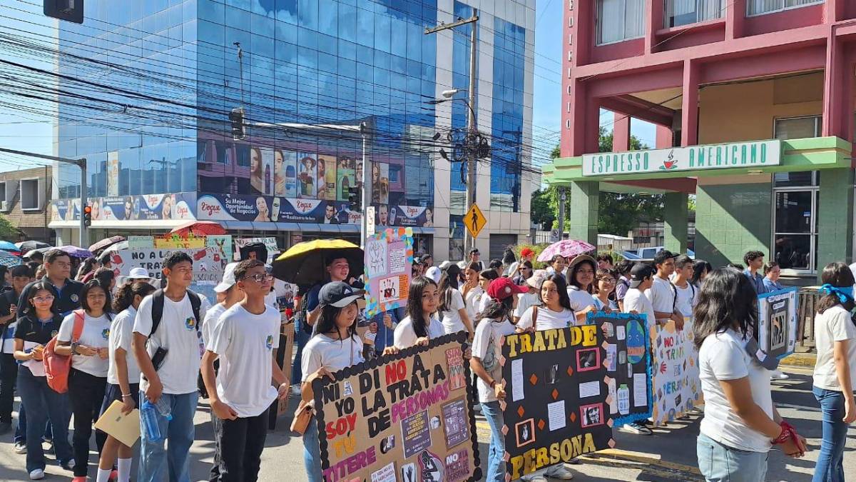 Estudiantes durante su recorrido por la primera calle de San Pedro Sula.