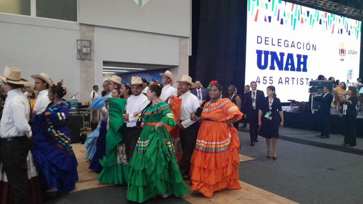 Estudiantes durante la inauguración del Festival.