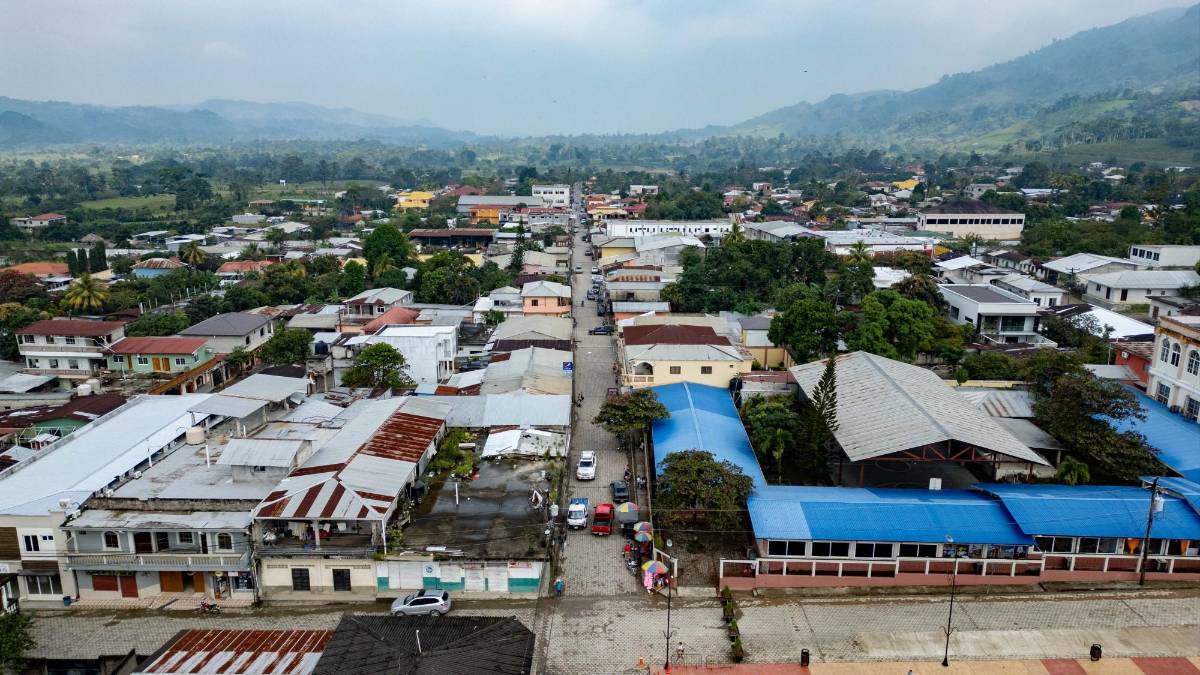 A pedazos se caen las casas y establos de Alexander Ardón