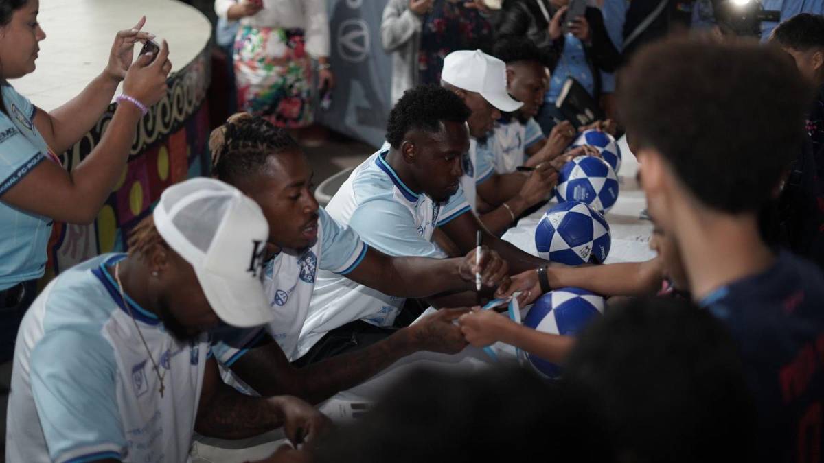 Los jugadores firmaron autógrafos y llevaron alegría a La Paz.