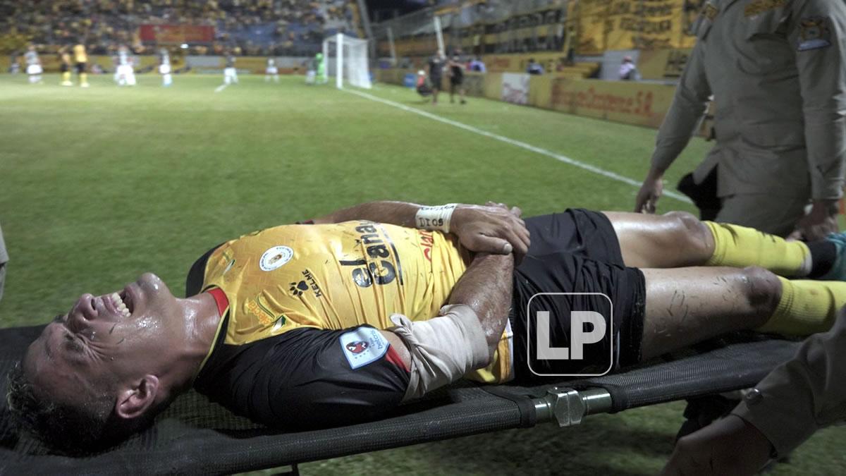 Omar Rosas fue sacado del campo en camilla y con gestos de mucho dolor en su brazo derecho.