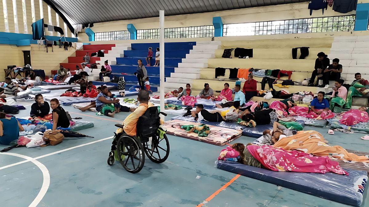 Damnificados abarrotan albergues por tormenta Sara