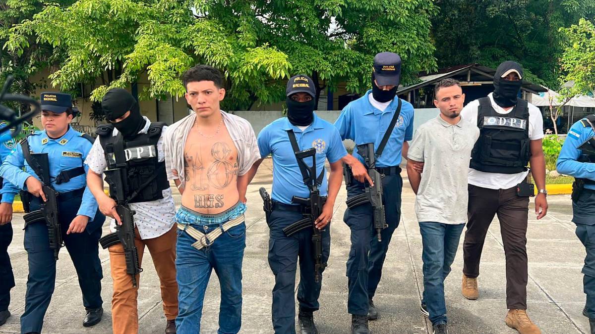 Capturan a dos miembros de la Pandilla 18 con fusil y droga