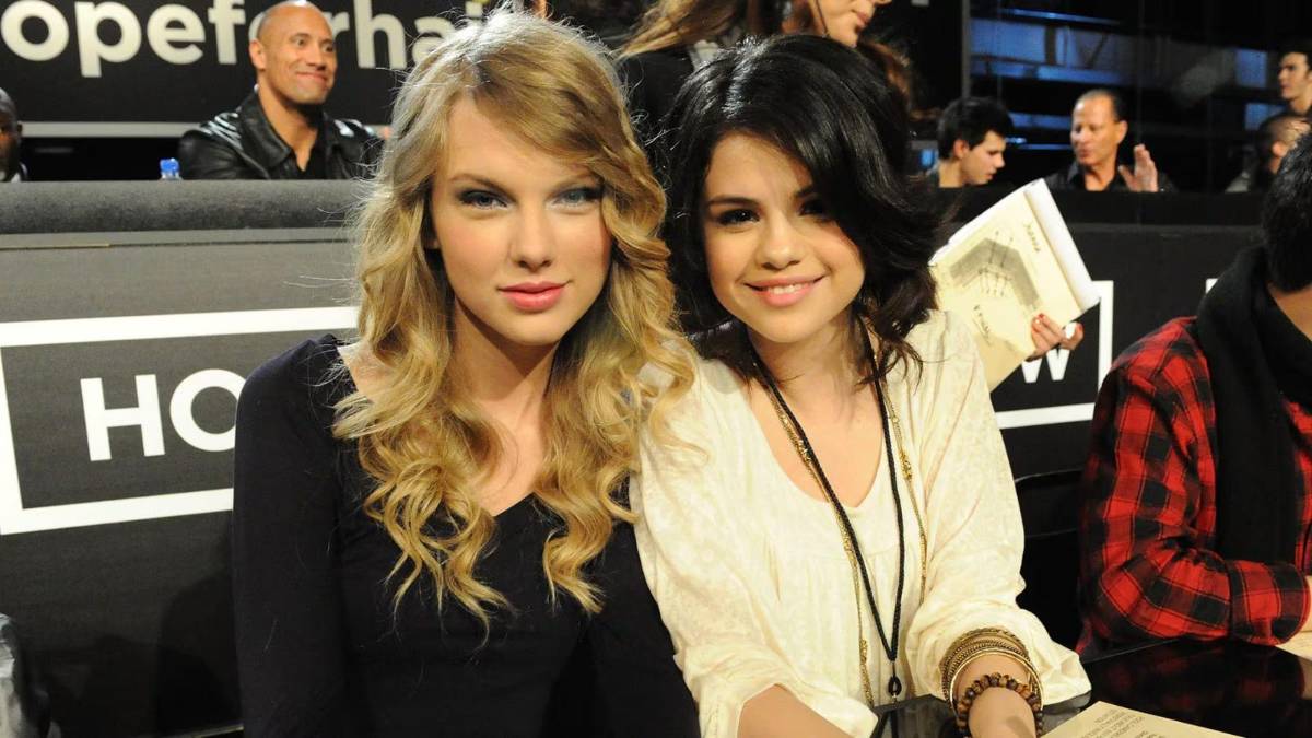 Selena Gómez luce espectacular vestido en la boda de Taylor Swift