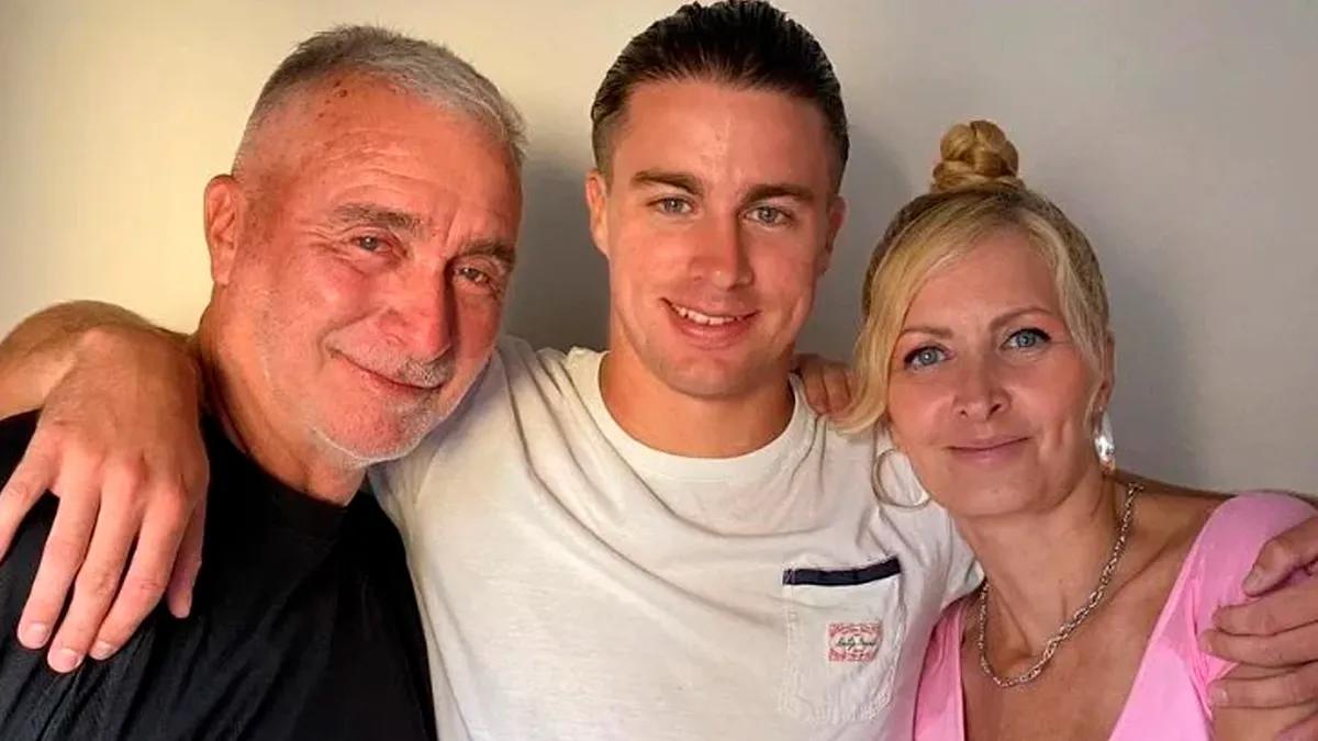 Stefano Di Aloy junto a sus padres César Di Aloy y Yuyito González.