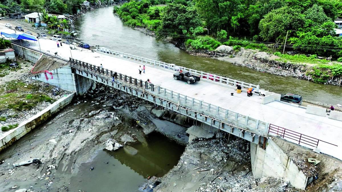 Inauguran el puente que conduce a Jucutuma