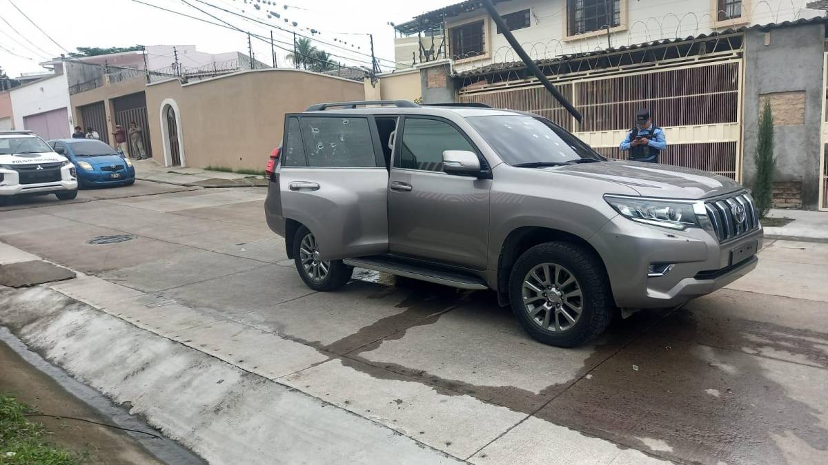 Así quedó el vehículo en el que se movilizaba el abogado Iván Martínez.