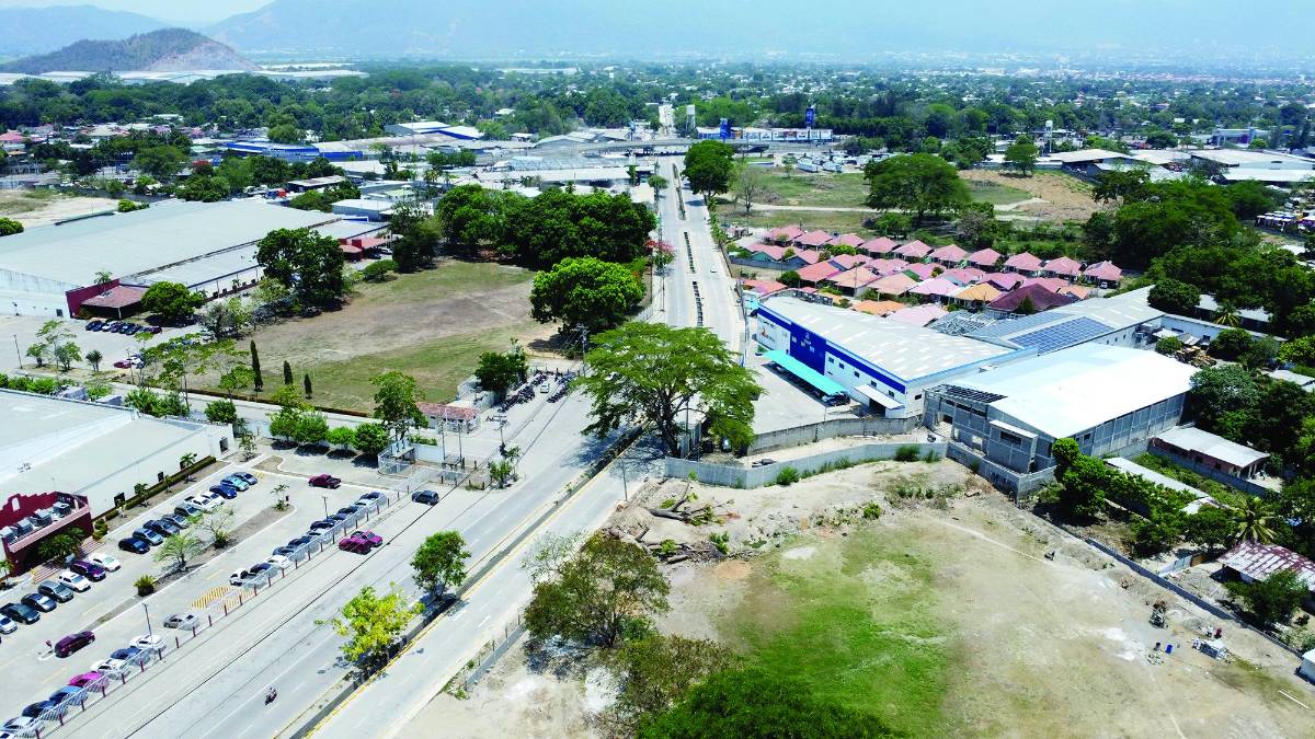 Frente a la maquila Lear, en la entrada a la Felipe Zelaya, hay movimiento de tierra y se habla de una plaza comercial.
