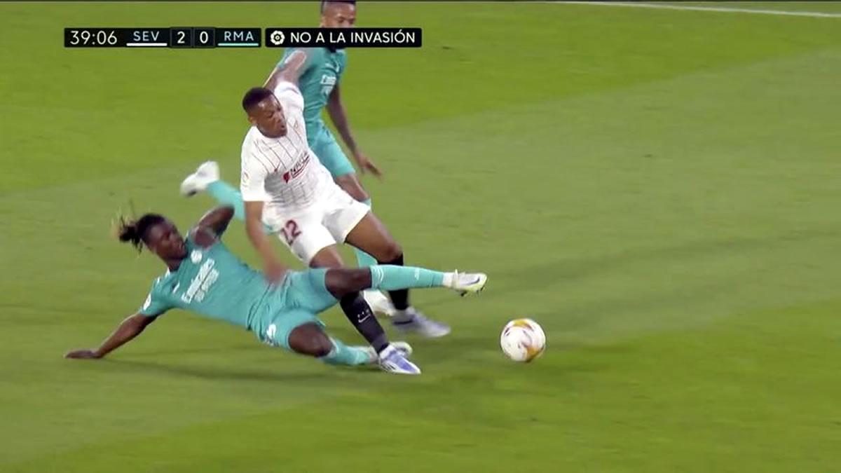 La dura falta de Camavinga contra su compatriota Martial.