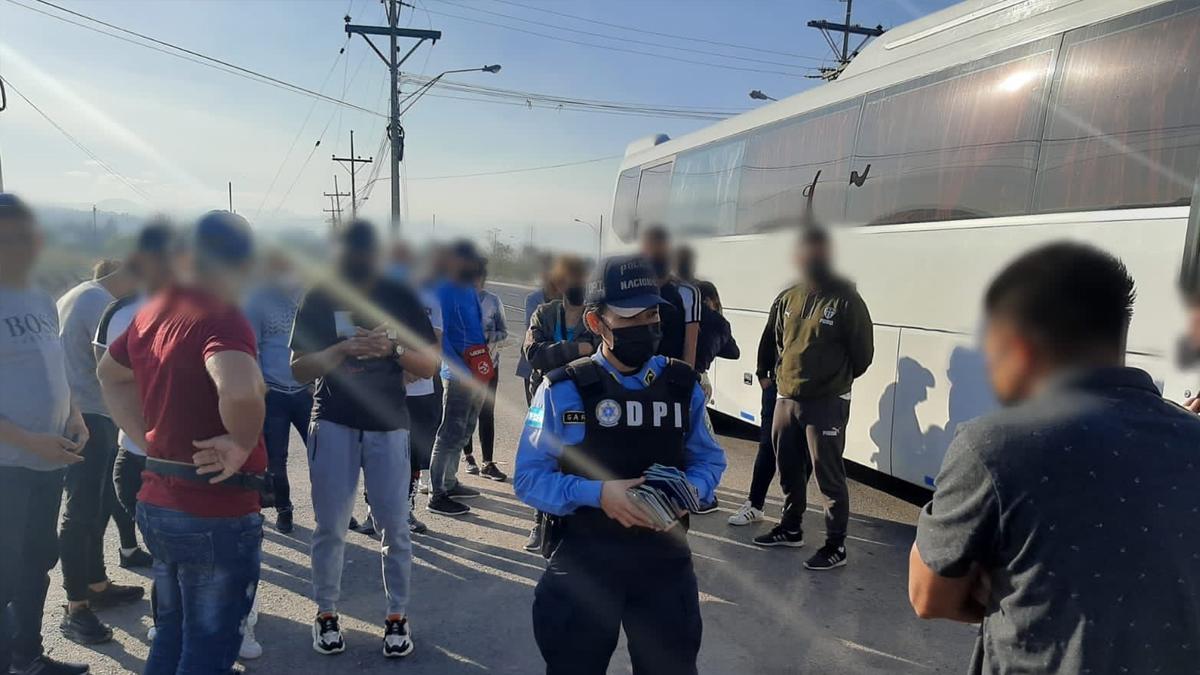 Honduras detiene a 114 inmigrantes de Cuba y 4 de Venezuela que iban a EE.UU.