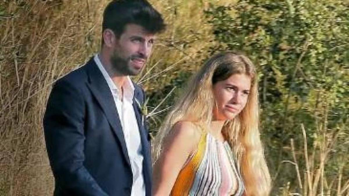 Gerard Piqué tiene una relación actualmente con la joven española Clara Chía Martí. El zaguero español es acusado de haberle sido infiel con ella a Shakira, pero ahora han surgido más supuestas infidelidades del jugador. 