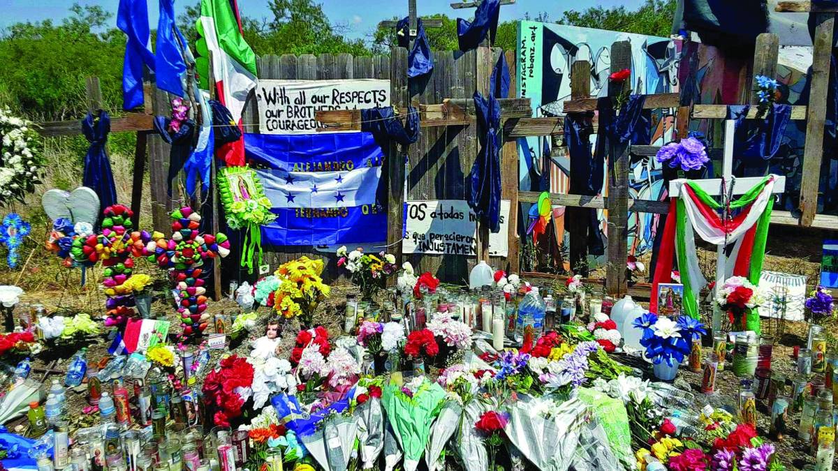 Lloran frente a cruces y recuerdos de migrantes muertos en Estados Unidos