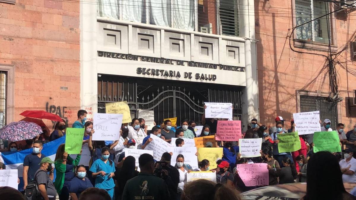 Personal médico protesta en la Secretaría de Salud y Casa Presidencial