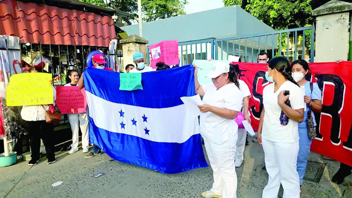 Empleados del Ihss piden sus pagos