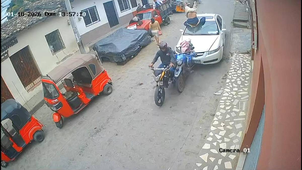 Imágenes del accidente en que un vehículo arrolla a peatones y motociclistas