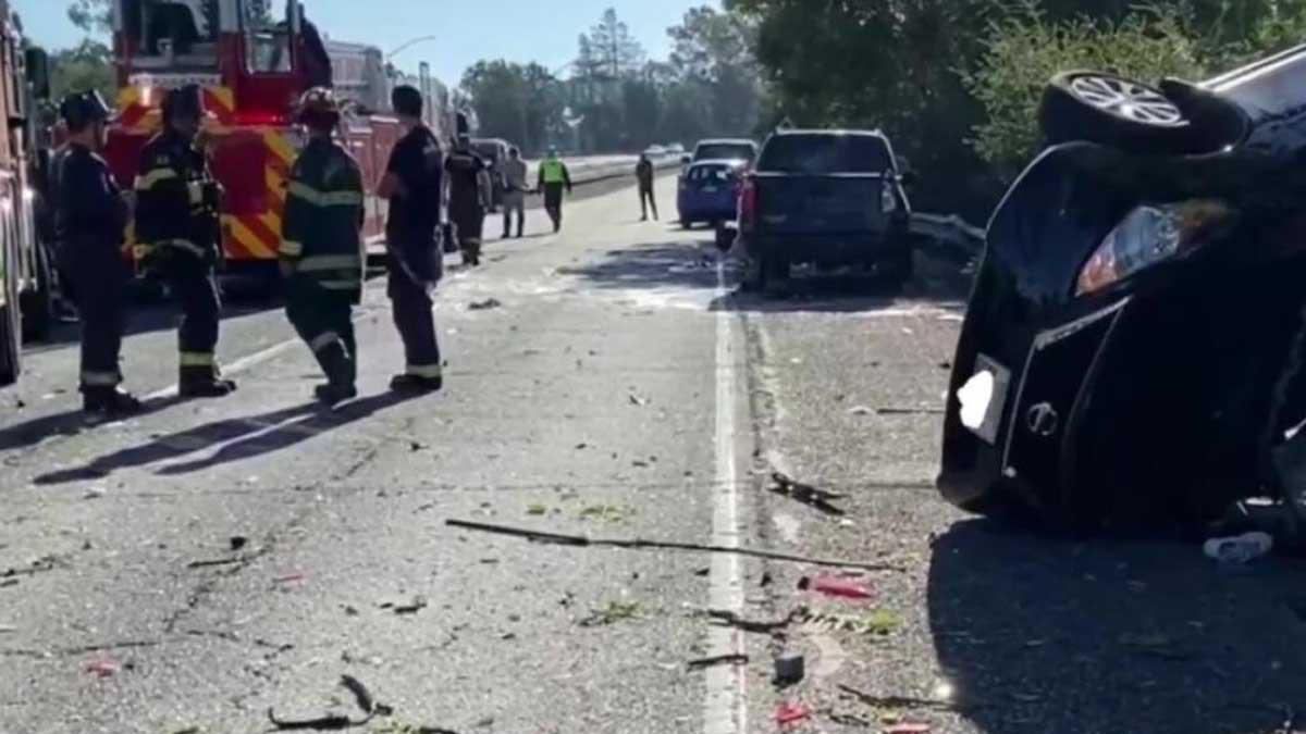 El Nissan Versa que manejaba Aguilar era el último de una fila de autos que retrocedieron a lo largo del lado este de la autopista 12 desde la rampa de acceso a la autopista 101, en dirección sur cuando sucedió el accidente.