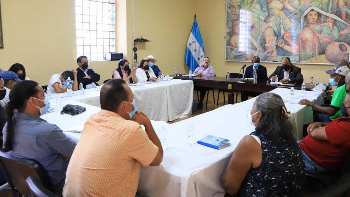 Comisión del INA y SAG se reúnen con campesinos que solicitan tierras incautadas por OABI