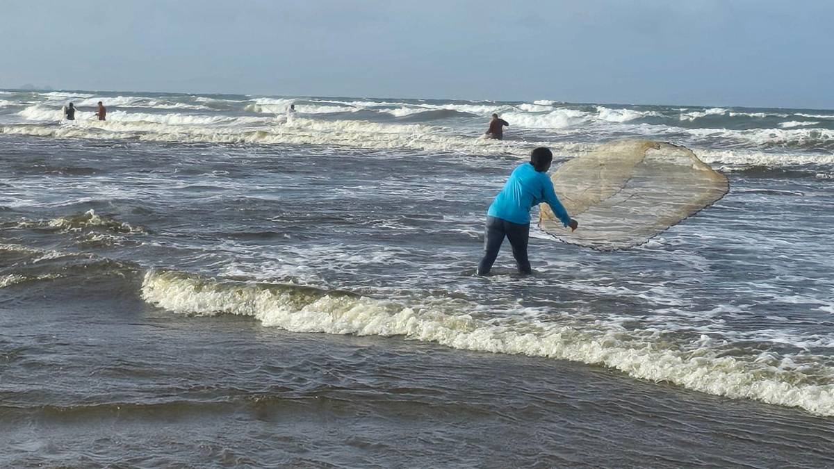 Pesca entre olas en la Miami de Tela: el asombroso ritual entre el mar y la laguna