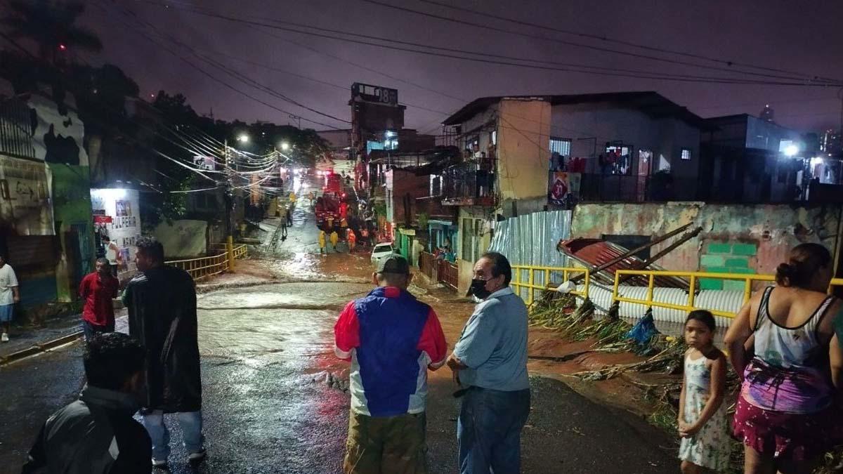 También se registraron deslizamientos y quebradas desbordadas.